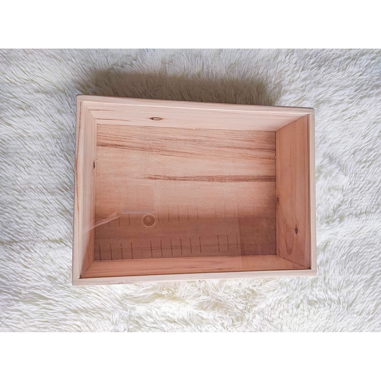 กล่องไม้สนฝากระจก (Wooden box with glass lid)