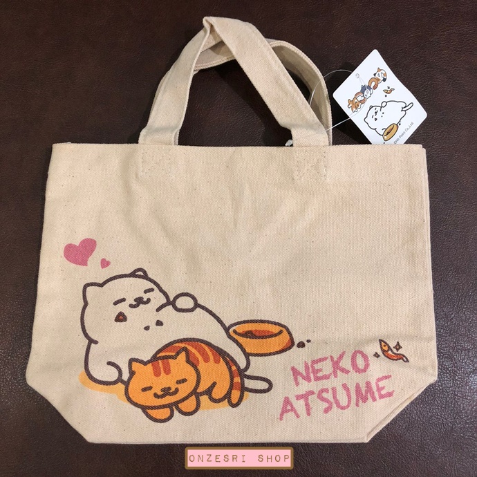 กระเป๋าหิ้ว Neko Atsume ลายแมวอ้วนอิ่ม & หัวใจ ขนาด 30 x 20 x 9.5 ซม.