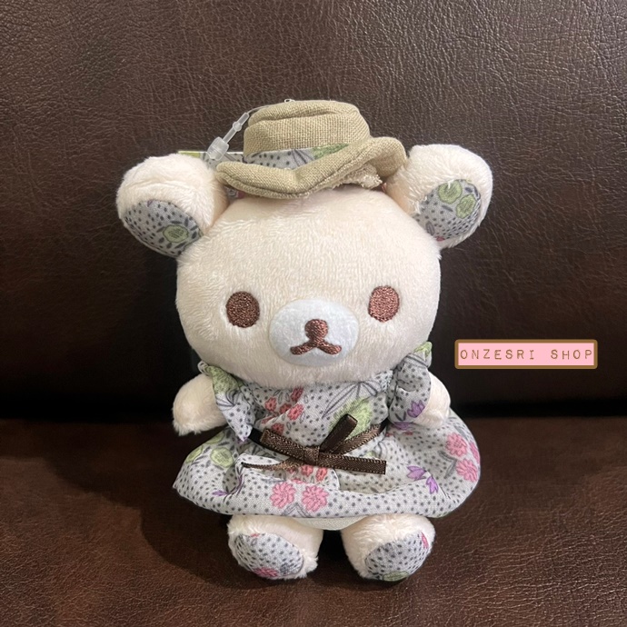 พวงกุญแจตุ๊กตา Rilakkuma x kippis (Limited) แบบ Korilakuma ลายผ้า Lahja (แปลว่าของขวัญ) เป็นแบรนด์ลายผ้าแบบสแกนดิเนเวีย น่ารักมาก สามารถถอดชุดกับหมวกได้ ขนาด 11 x 9 x 5 ซม.