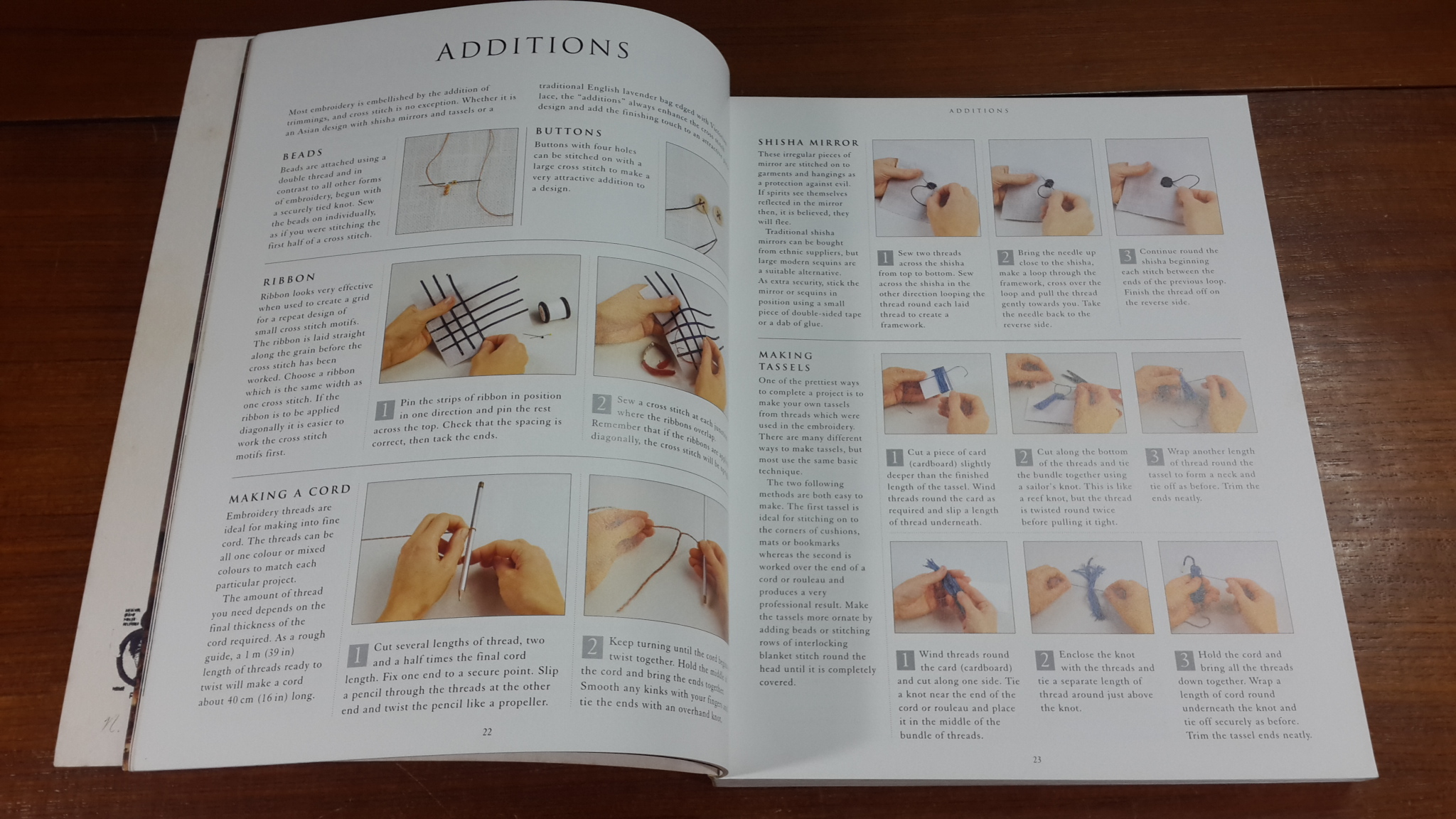 THE ULTIMATE CROSS STITCH COMPANION / DOROTHY WOOD