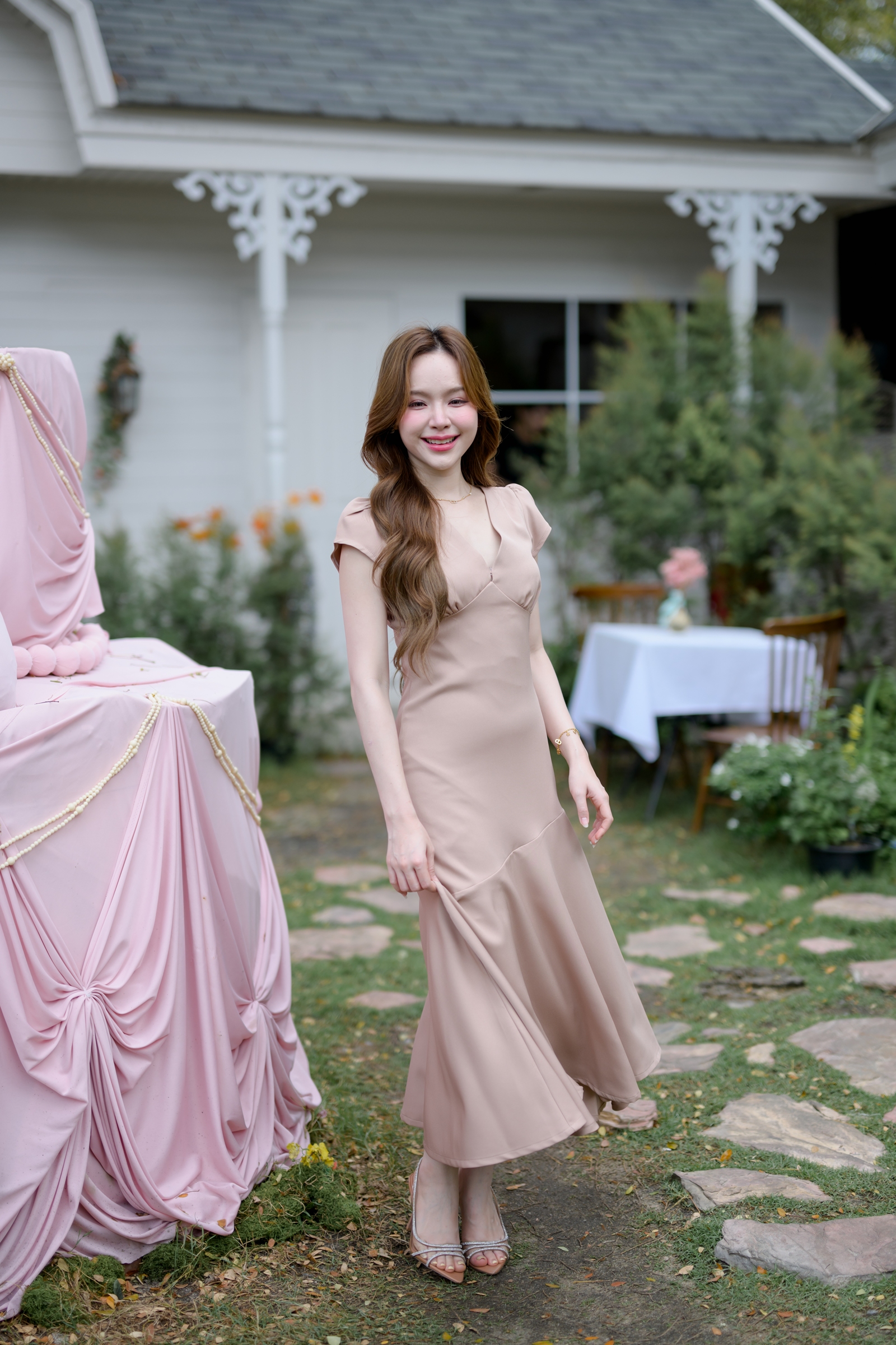 Petal Sway Maxi Dress : สีโอวัลติน