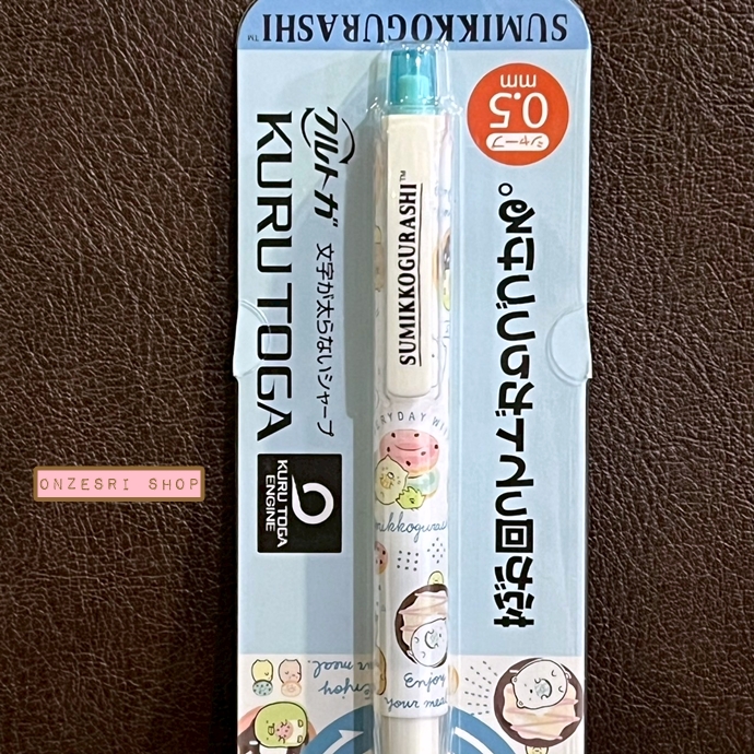 ดินสอกด Kurutoga ลาย Sumikko Gurashi Neko - Donuts สีขาวฟ้า หัว 0.5 แบรนด์นี้ขึ้นชื่อด้านมีระบบเหลาไส้เองในตัวดินสอ ทำให้เวลาเขียนเส้นจะคมชัดตลอด