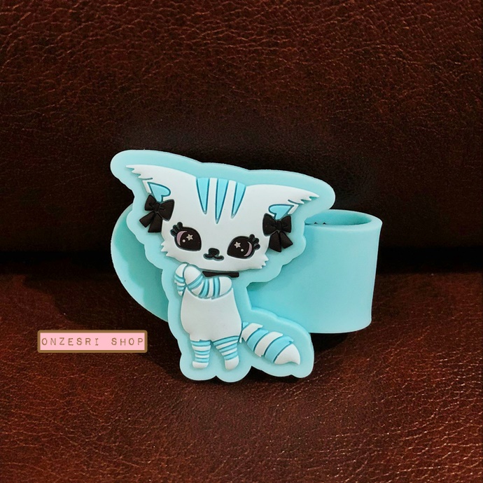 Sanrio Characters Beatcats Rubber Band ขนาดกว้าง 10.2 ซม. เป็นที่รัดเก็บสายหูฟัง หรืออื่น ๆ ทำจากยาง ด้านหลังมีกระดุมเหล็กติด มี 6 แบบให้เลือก