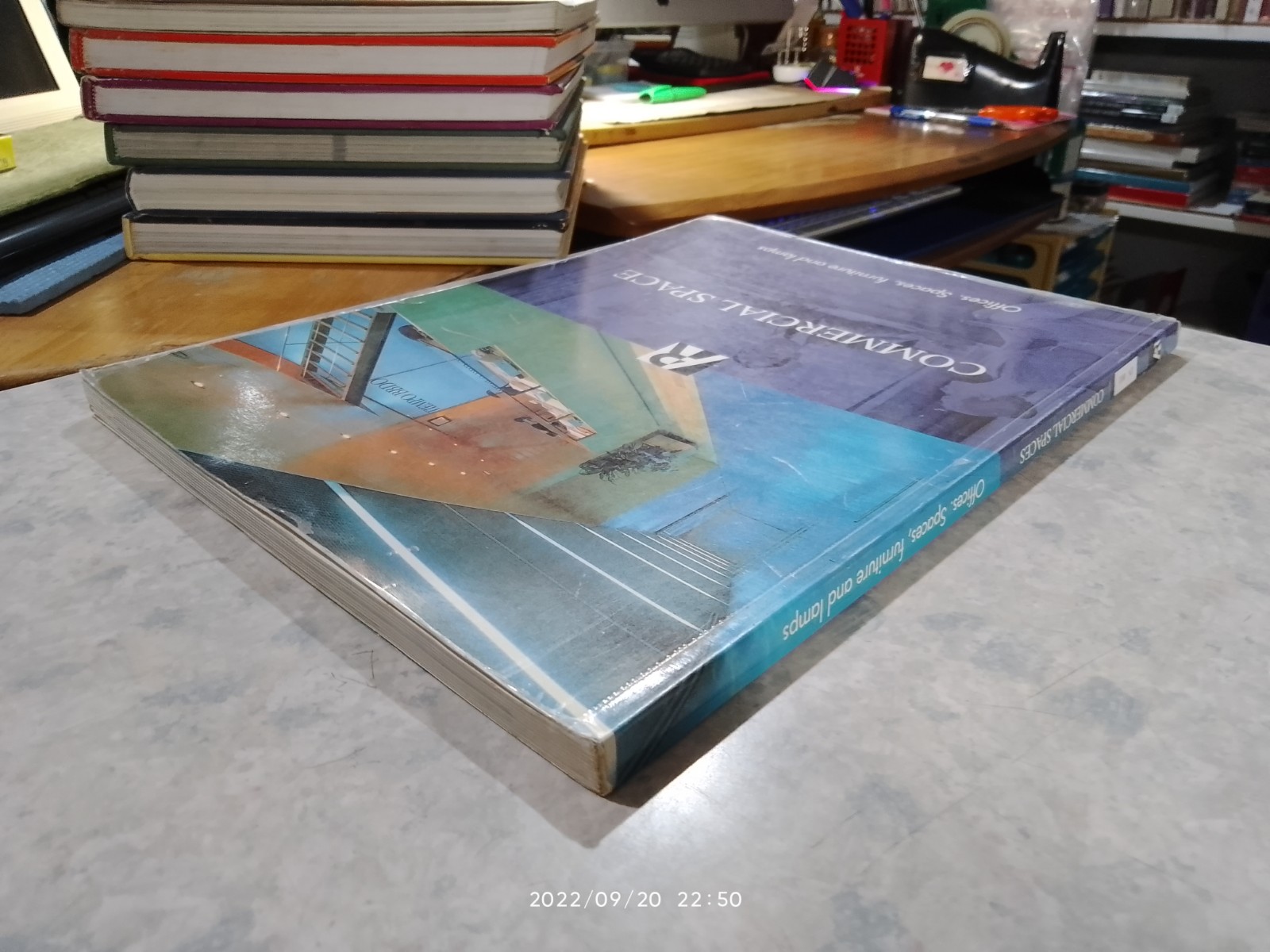 COMMERCIAL SPACE : OFFICES. SPACES, FURNITURE AND LAMPS