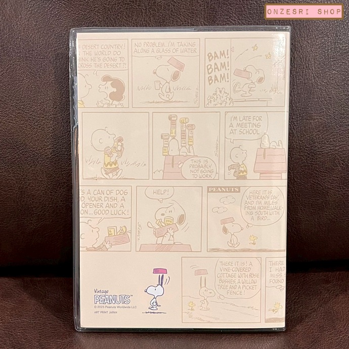 สมุด 2026 Schedule Book เล่มหนา B6 ลาย Snoopy Comic Design สีครีม ขนาด 13.5 x 18.8 x 1.1 ซม. (176 หน้า) มีให้จดตั้งแต่เดือน 10/2025 - 12/2026 เป็นปฎิทินแบบ monthly & weekly