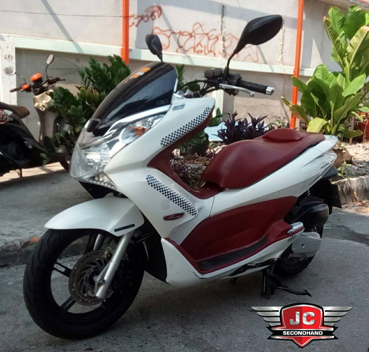 ช่วงนี้ฮิตกันจริง! Honda Pcx150 จดทะเบียนปีปลายปี55 ราคาเบาๆ รถบ้านแท้มือเดียว เครื่องดีเดิมเงียบ สีสวยสดแท้ทั้งคันมีรอยบ้าง