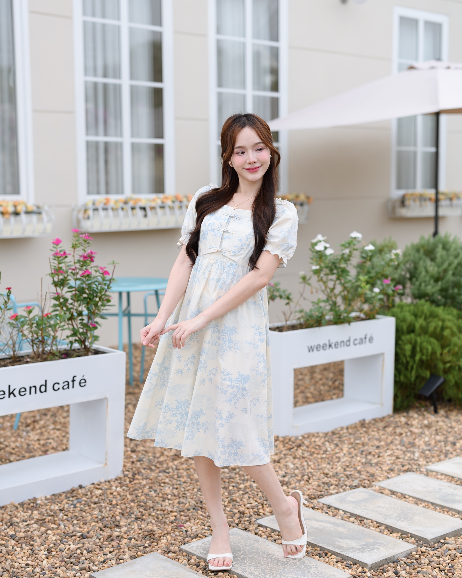 Ellie Leaves Dress เดรสกระดุมจีนลายใบไม้สีฟ้าบนพื้นสีครีม