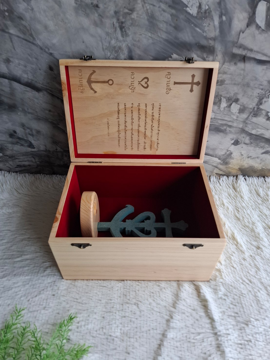 กล่องไม้ใส่ไม้กางเขน