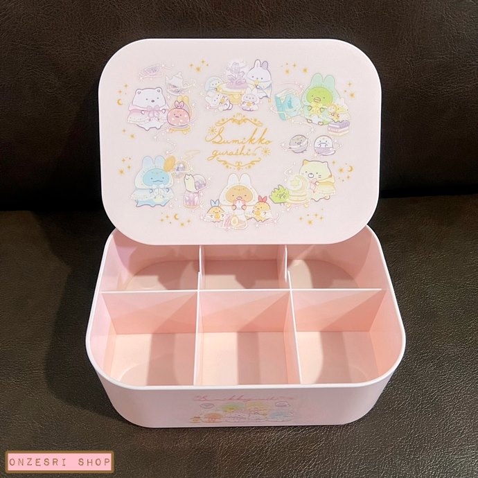 กล่องเก็บของ Sumikko Gurashi Rabbit's Mysterious Charm Accessory Case & Mirror (Limited) แบบสีชมพู ขนาด 15.5 x 11 x 6 ซม. ด้านในเป็นกระจก มีช่องแบ่งเก็บของ ไม่มีวางขายทั่วไป เป็นแบบต้องลุ้นกับทางหน้าร้าน San-X ที่ญี่ปุ่นเท่านั้น