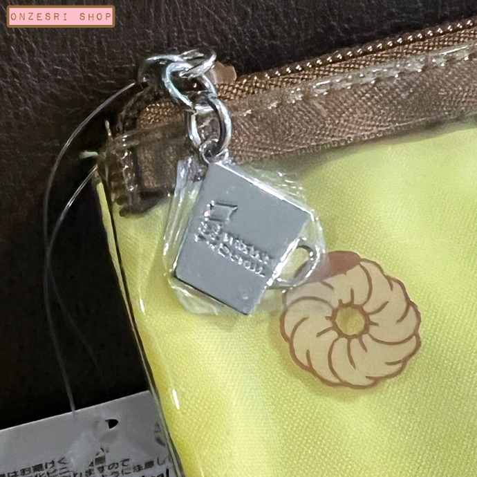 กระเป๋า Misdo Japan x Pompompurin แบบ 2 ซิป แบบ Pon de Lion and Pompompurin ด้านนอกเป็นพลาสติกแบบใส พื้นด้านในเป็นผ้า ใส่ของได้ 2 ช่องซิป ขนาด 20 x 2 x 13 ซม.