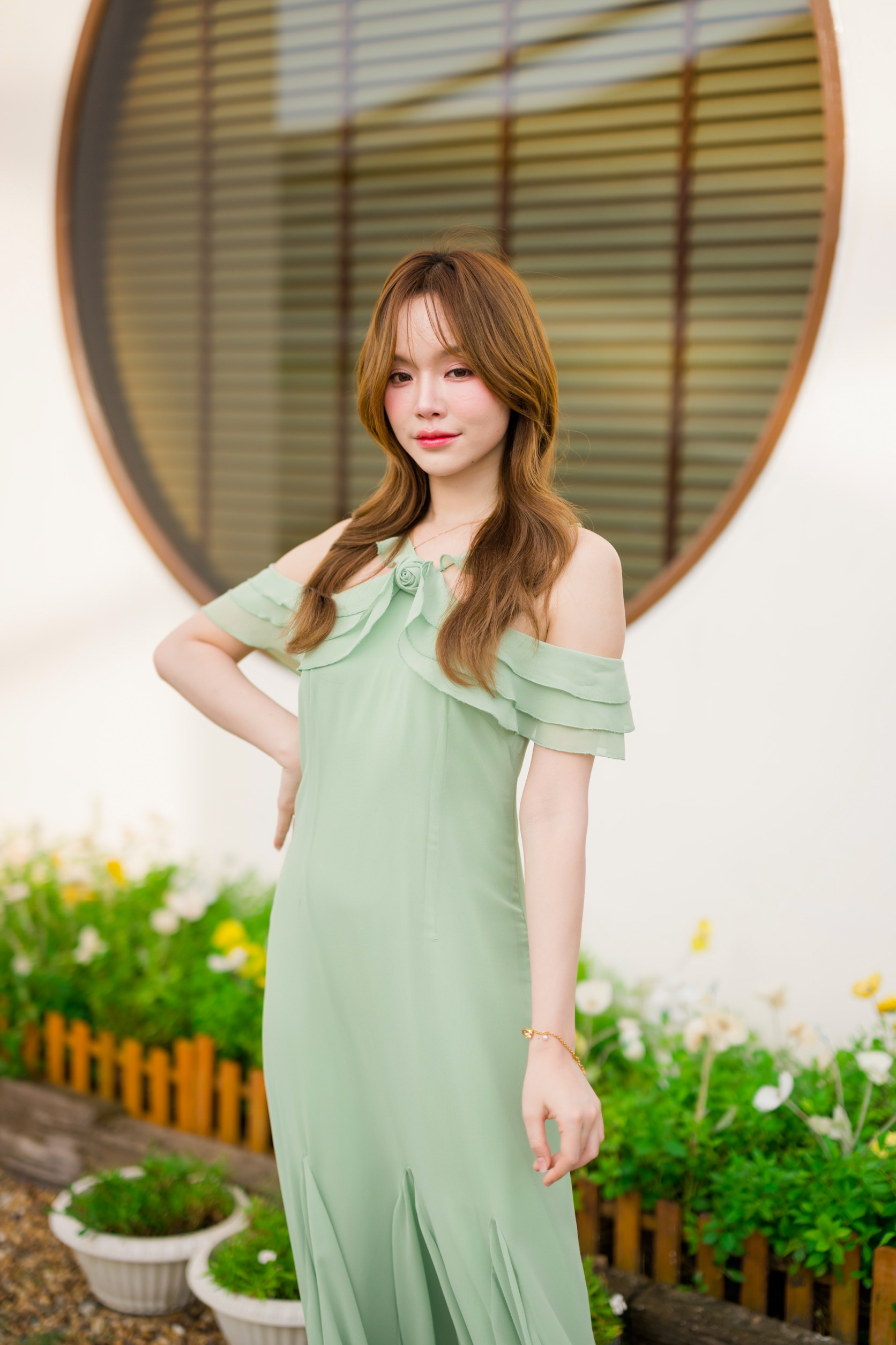 Fay Off-Shoulder Maxi Dress – Pastel Green สีเขียว