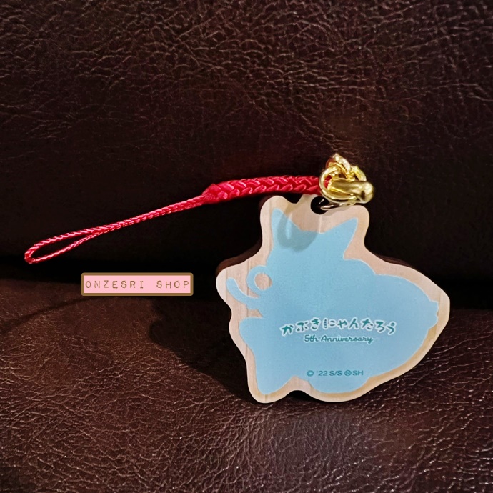 พวงกุญแจ/ที่ห้อยมือถือ Kabuki Nyantaro 5th Anniversary (Sanrio Japan Limited) แบบอยู่บนปลาไทยากินำโชค ทำจากไม้ ขนาด 5.5 ซม.