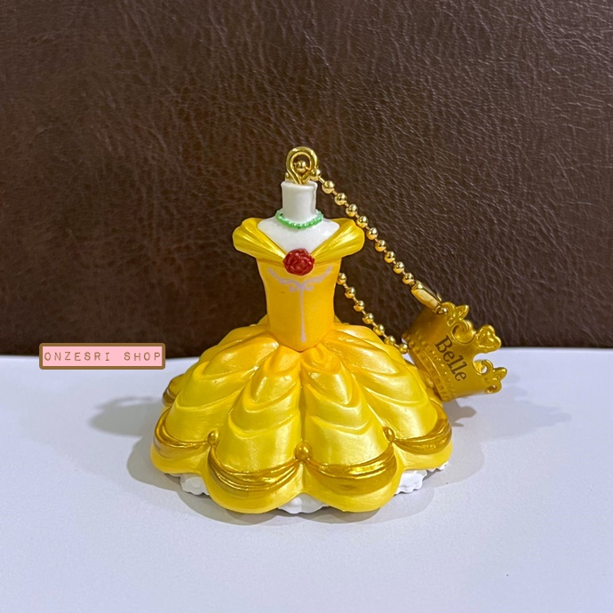 พวงกุญแจ Disney Costume Charms เป็นแบบเสื้อผ้าของเจ้าหญิงดิสนีย์ มาพร้อมมงกุฎ ตัวใหญ่ สูงประมาณ 5 ซม. มี 4 แบบให้เลือก
