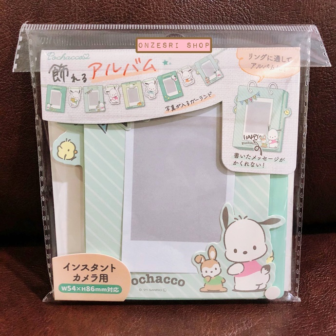 ที่ใส่รูป Sanrio Photo Album Garland แบบ Pochacco เป็นแบบที่ใส่รูป/การ์ด ขนาดรูปโพลารอยด์ แขวนตกแต่งได้ ขนาด 9.5 x 12 ซม. มีกรอบใส่รูป 5 / กระดาษคาแรกเตอร์ 4 / ริบบิ้นขนาด 3 ม. / ห่วงแขวน 2 ห่วง