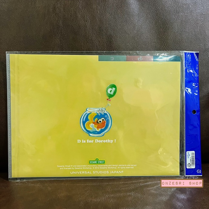 แฟ้ม A4 Sesame Street สีเหลือง (ลาย Elmo ขี่จักรยาน) แยกใส่เอกสารได้ 3 ช่อง มีขายเฉพาะที่ Universal Studios Japan เท่านั้น