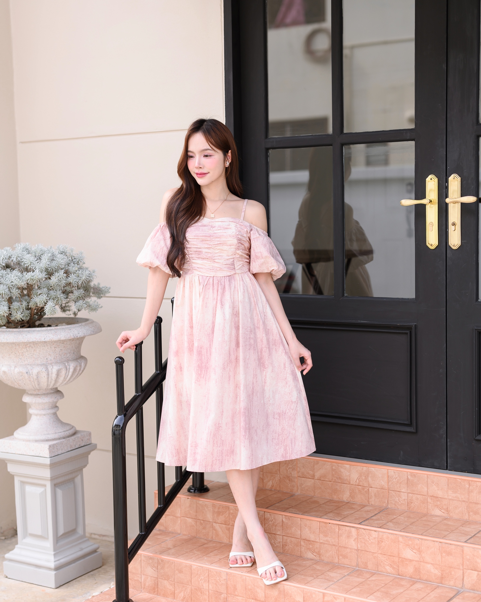 Pastel Puff Sleeve Dress เดรสเปิดไหล่แขนพอง : สีชมพู