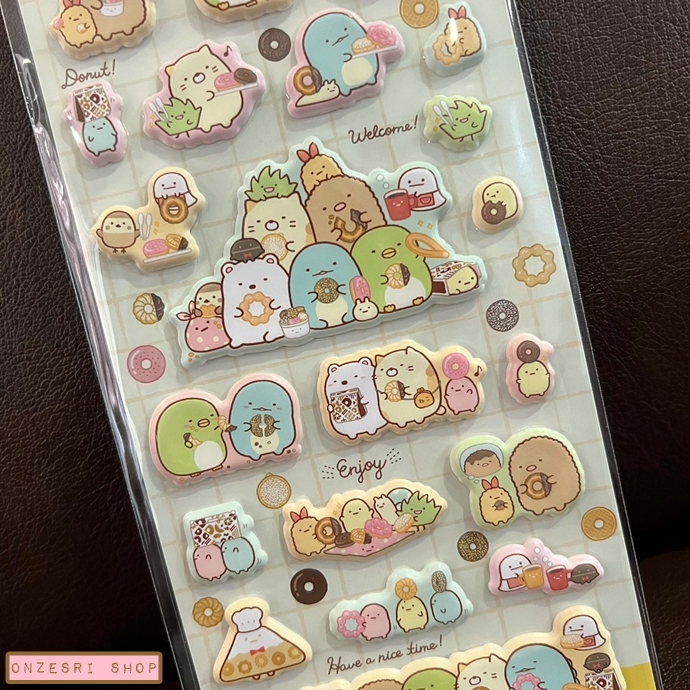 สติกเกอร์แบบนูน Sumikko Gurashi x Mister Donut Sticker ขนาด 20 x 9.5 ซม. มี 2 แบบให้เลือก