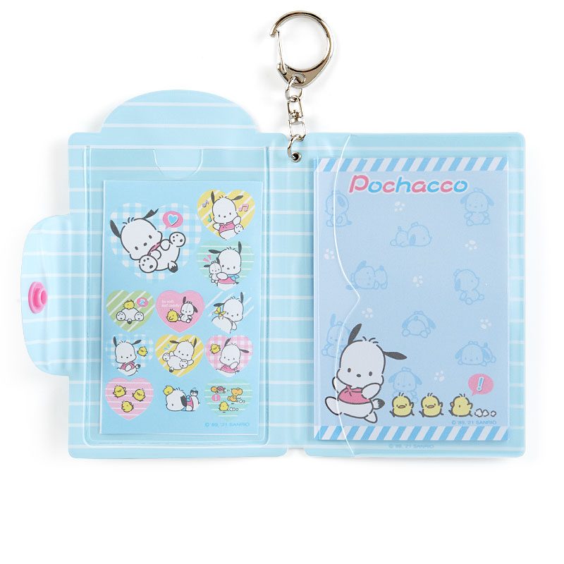 พวงกุญแจ Sanrio Character Ranking Memo & Seal Case แบบ Pochacco ขนาด 8 x 1 x 12.5 ซม. ด้านในมีกระดาษให้ 20 แผ่น สติกเกอร์ 13 ชิ้น ใส่รูปโชว์ด้านหน้าได้