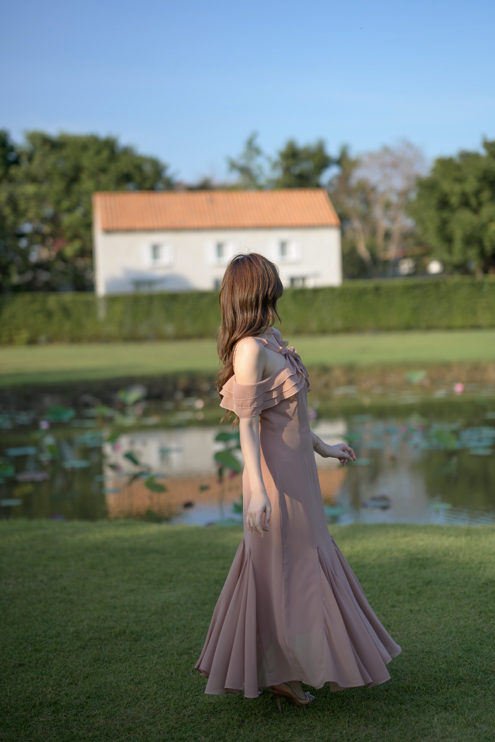 Fay Off-Shoulder Maxi Dress – Ovaltine สีโอวัลติน