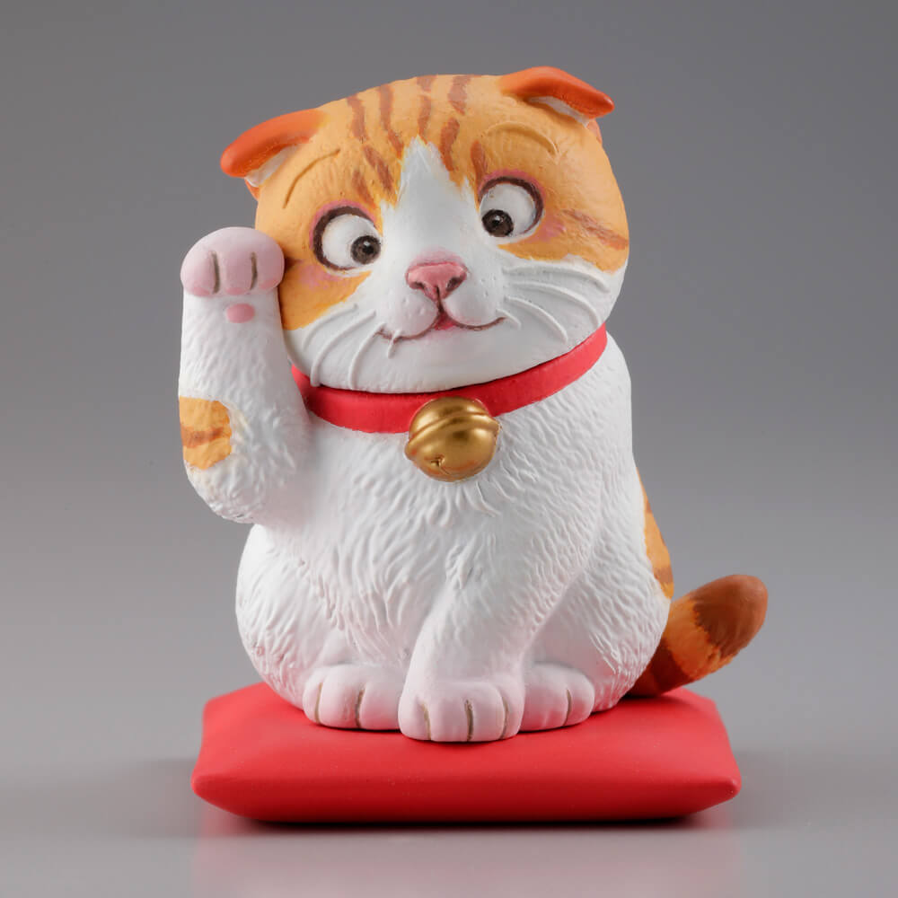 Kaiyodo Capsule Q Museum Kunio Sato's Lucky Cat V.3 โมเดลแมวกวักนำโชค Maneki Neko พร้อมแท่นวาง แบบ Scottish Fold สีขาวส้ม สูงประมาณ 4 ซม.