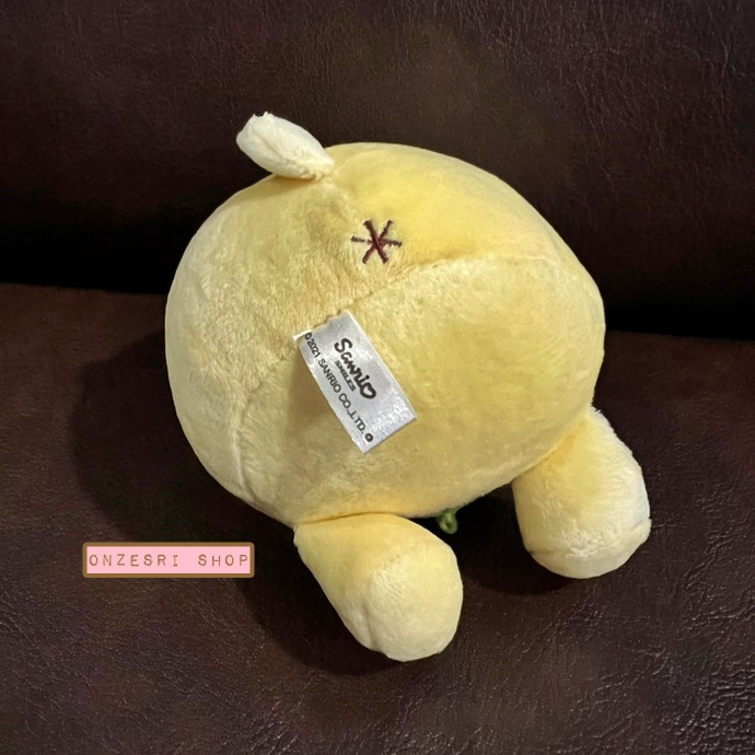 พวงกุญแจตุ๊กตา Pompompurin Reading ขนาด 13 x 10 x 8 ซม. ไม่มีขายทั่วไป เป็นแบบต้องลุ้นกับทางหน้าร้าน Sanrio ที่ญี่ปุ่นเท่านั้น