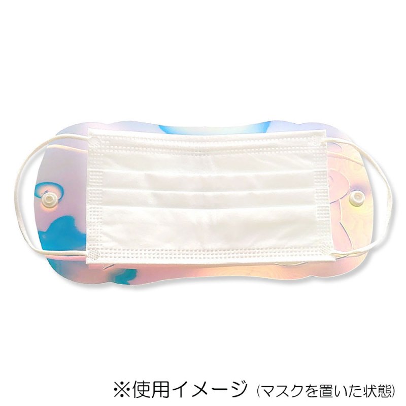 Sanrio Mask Bag แบบ Little Twin Stars เป็นที่เก็บหน้ากากอนามัยแบบพับได้ ทำจาก TPU เป็นโฮโลแกรมวิ้ง ๆ มีกระดุมติด เวลาเก็บแล้วเอาสายหน้ากากมาทำเป็นหูกระเป๋า ขนาด 12 x 12 x 1.5 ซม.