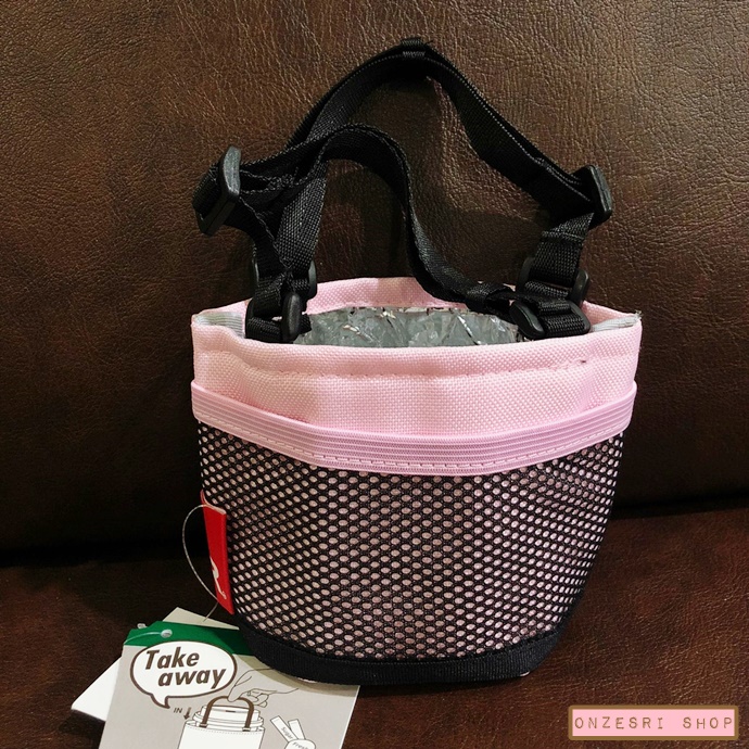 กระเป๋าใส่แก้วจากแบรนด์ ROOTOTE Japan รุ่น ROOCUP x Sanrio ลาย My Melody ขนาด 14 x 9 x 8 ซม. มีหูหิ้วยาว 20-34 ซม. ปรับระดับได้ ด้านในบุฟอยล์ เก็บอุณหภูมิได้ ข้างหลังมีช่องใส่ของ