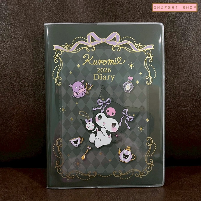สมุด 2026 Schedule Book เล่มหนา B6 ลาย Kuromi สีดำ ขนาด 13.5 x 18.7 x 1.3 ซม. (192 หน้า) มีให้จดตั้งแต่เดือน 10/2025 - 3/2027 เป็นปฎิทินแบบ monthly & weekly แบบช่อง มี sticker