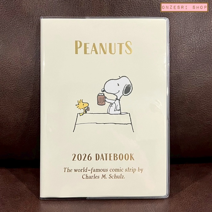 สมุด 2026 Schedule Book เล่มบาง B6 ลาย Snoopy & Beer สีขาว ขนาด 18.7 x 13.5 x 0.7 ซม. (80 หน้า) มีให้จดตั้งแต่เดือน 10/2025 - 3/2027 เป็นปฎิทินแบบ monthly ช่องกลาง จดได้เยอะ และมี sticker