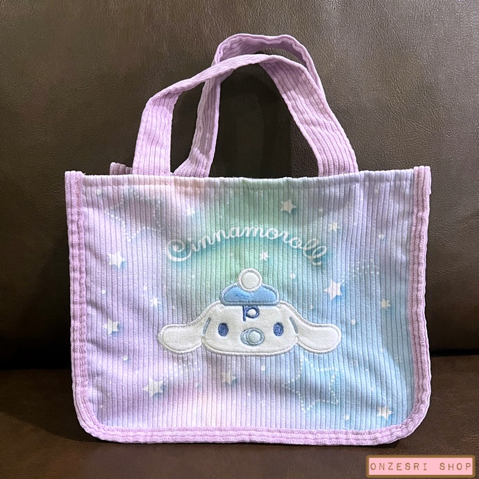 กระเป๋าหิ้ว Cinnamoroll Twilight Mini Tote Bag แบบ Milk ขนาด 22 x 17 x 8 ซม. (วัดไม่รวมหู) ไม่มีวางขายทั่วไป เป็นแบบต้องลุ้นกับทางหน้าร้าน Sanrio ที่ญี่ปุ่นเท่านั้น