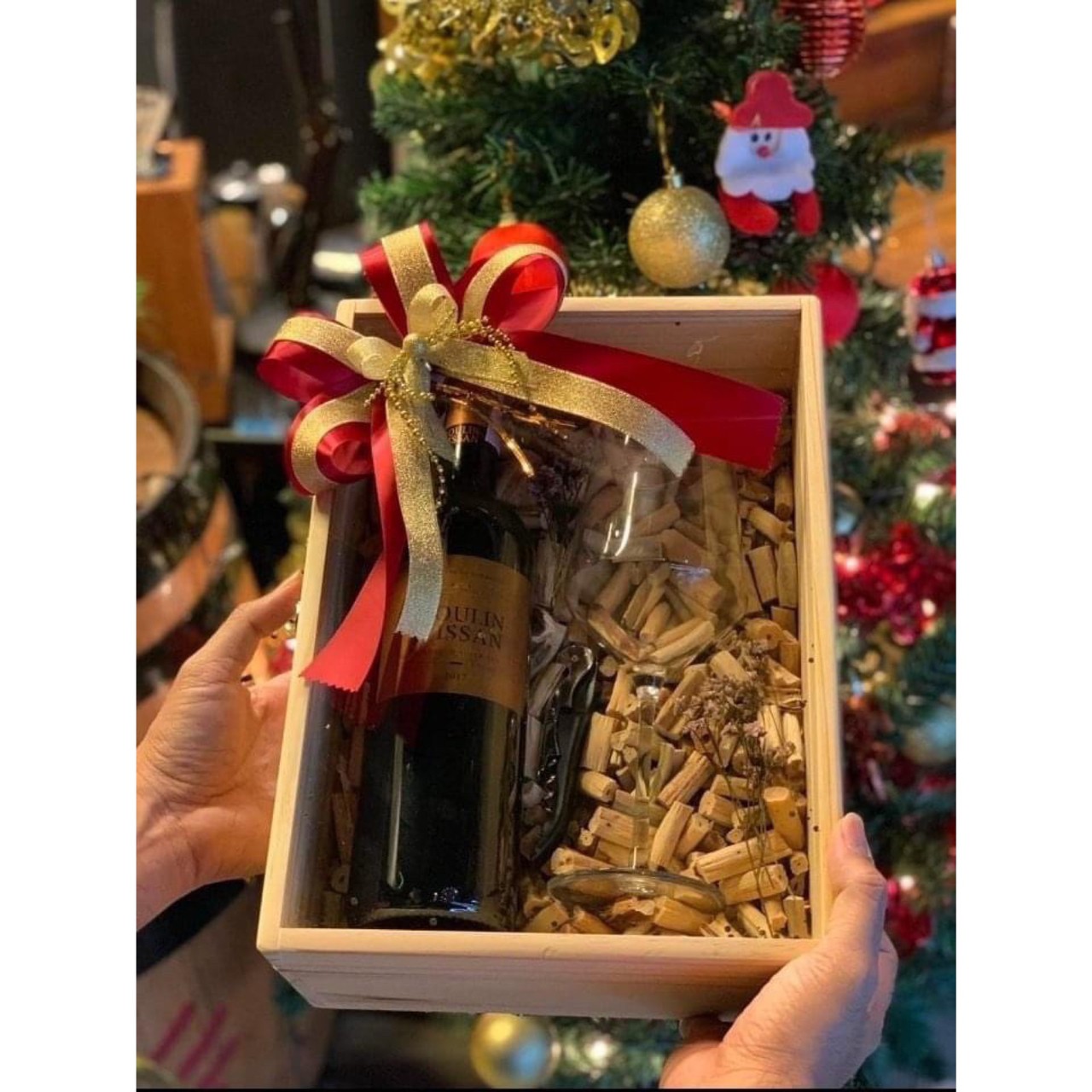 กล่องไม้สนฝากระจก (Wooden box with glass lid)