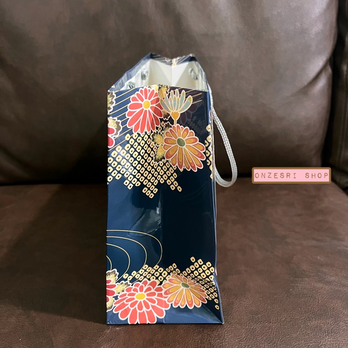 ถุงกระดาษ Hello Kitty Japan Limited ลาย Kimono ขนาด 27 x 20 x 10 ซม. กระดาษสวยอาบมัน หูหิ้วเป็นเชือก หน้า-หลังลายเดียวกัน