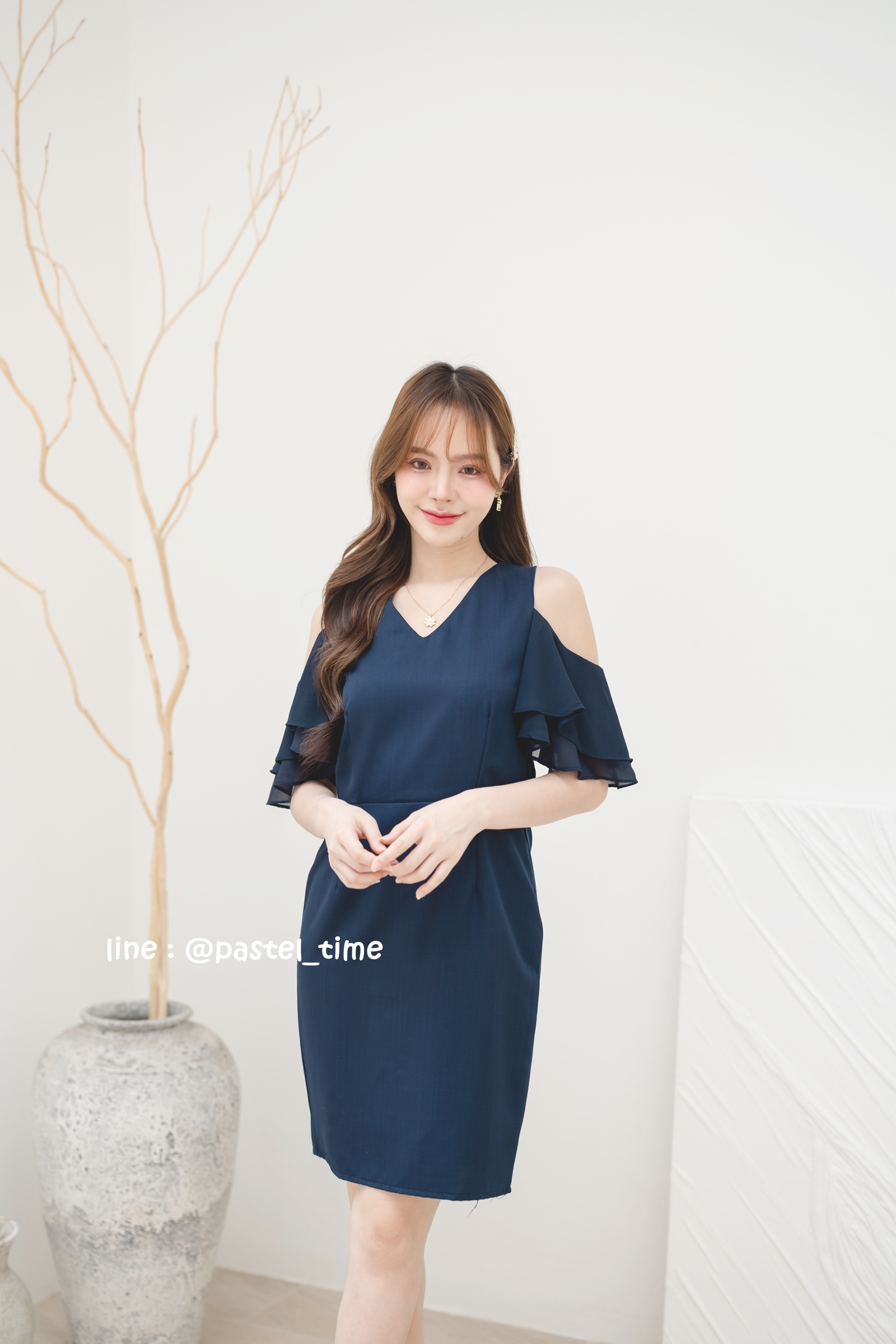 Vela off-shoulder dress : สีกรม