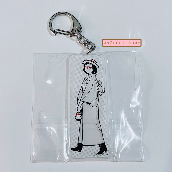 พวงกุญแจอะคริลิค Walking around the season จากศิลปินญี่ปุ่น Kamome Fuyuno ตรงที่เป็นเสื้อผ้าจะทำเป็นแบบใส ไว้ถ่ายกับพื้นหลังน่ารัก ๆ เปลี่ยนลายชุดได้ เฉพาะตัวอะคริลิกสูงประมาณ 6.5 ซม. มี 6 แบบให้เลือก
