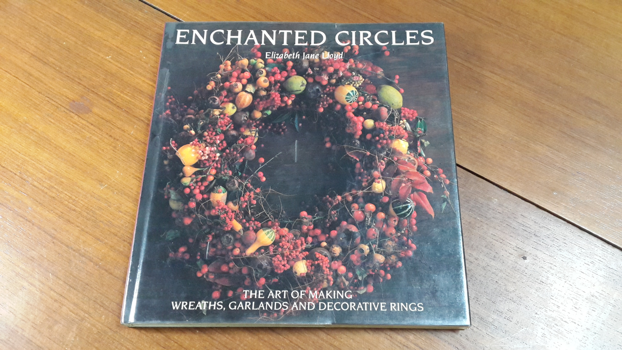 ENCHANTED CIRCLES : Elizabeth jane Lloyd