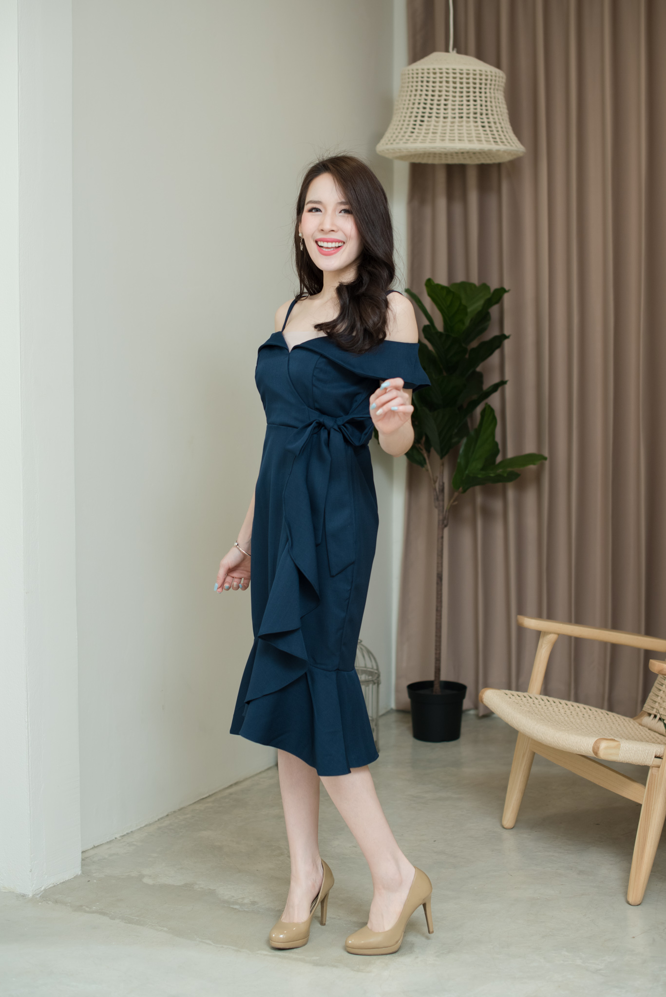 Tertia Off-Shoulder Dress : สีกรม