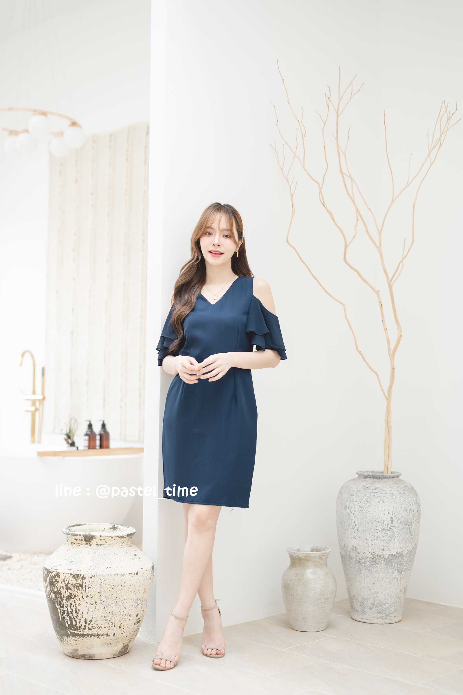 Vela off-shoulder dress : สีกรม