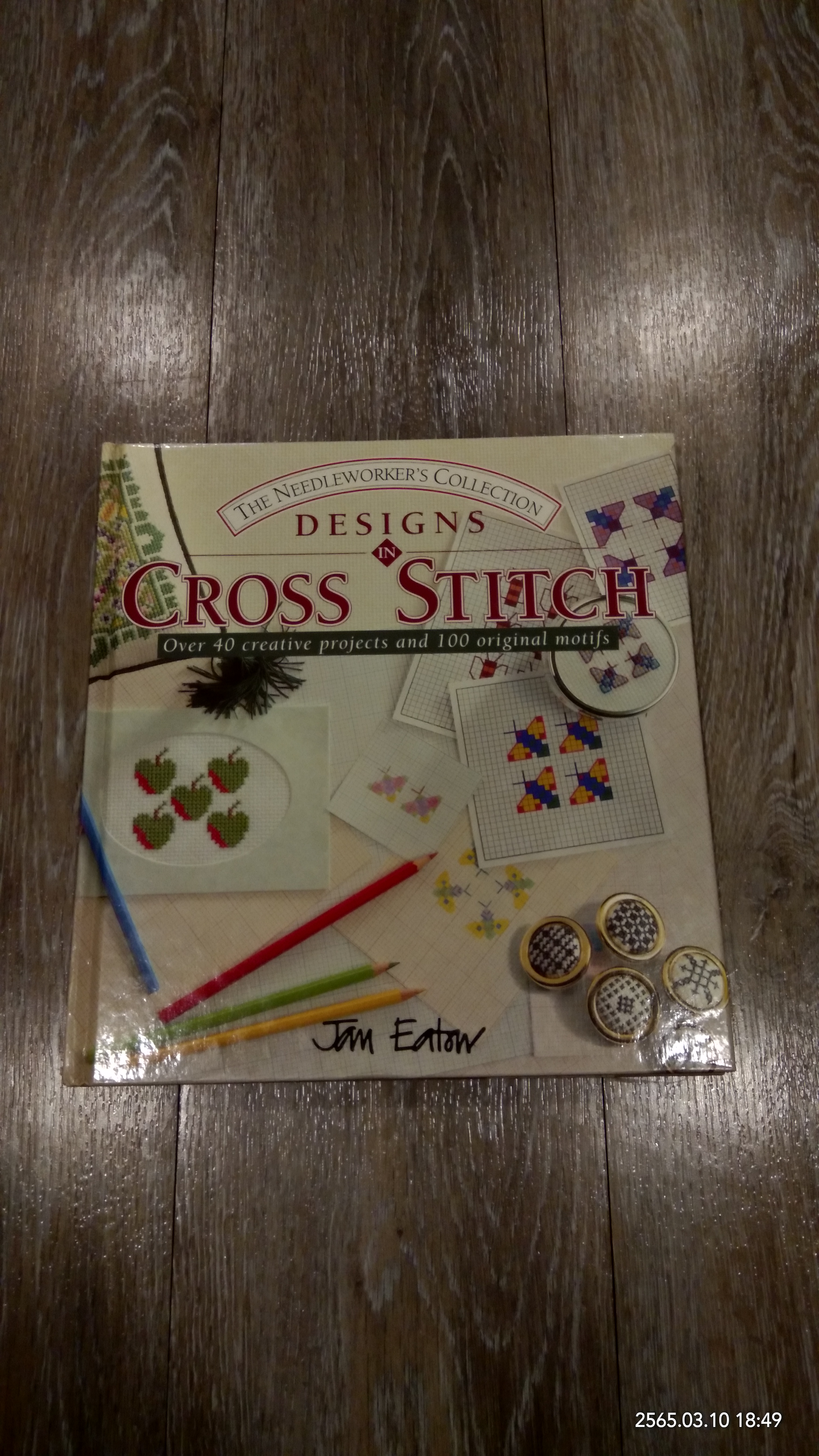 THE NEEDLEWORKER 'S COLLECTION : DESIGNS IN CROSS STITCH