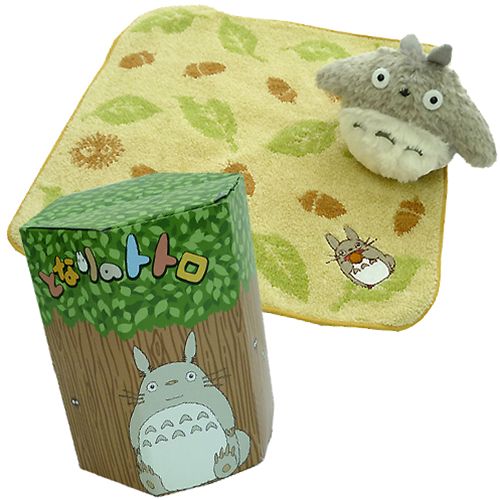 My Neighbor Totoro Towel & Doll Gift Box จากญี่ปุ่น เปิดออกมา ด้านหนึ่งเป็นผ้าขนหนู ขนาด 25 x 25 ซม. อีกด้านเป็นตุ๊กตานุ่มนิ่ม ขนาด 12 x 10.5 x 10 ซม. ตรงมุมไม่ค่อยเนี้ยบนิดหน่อย มาจากการจัดเก็บ