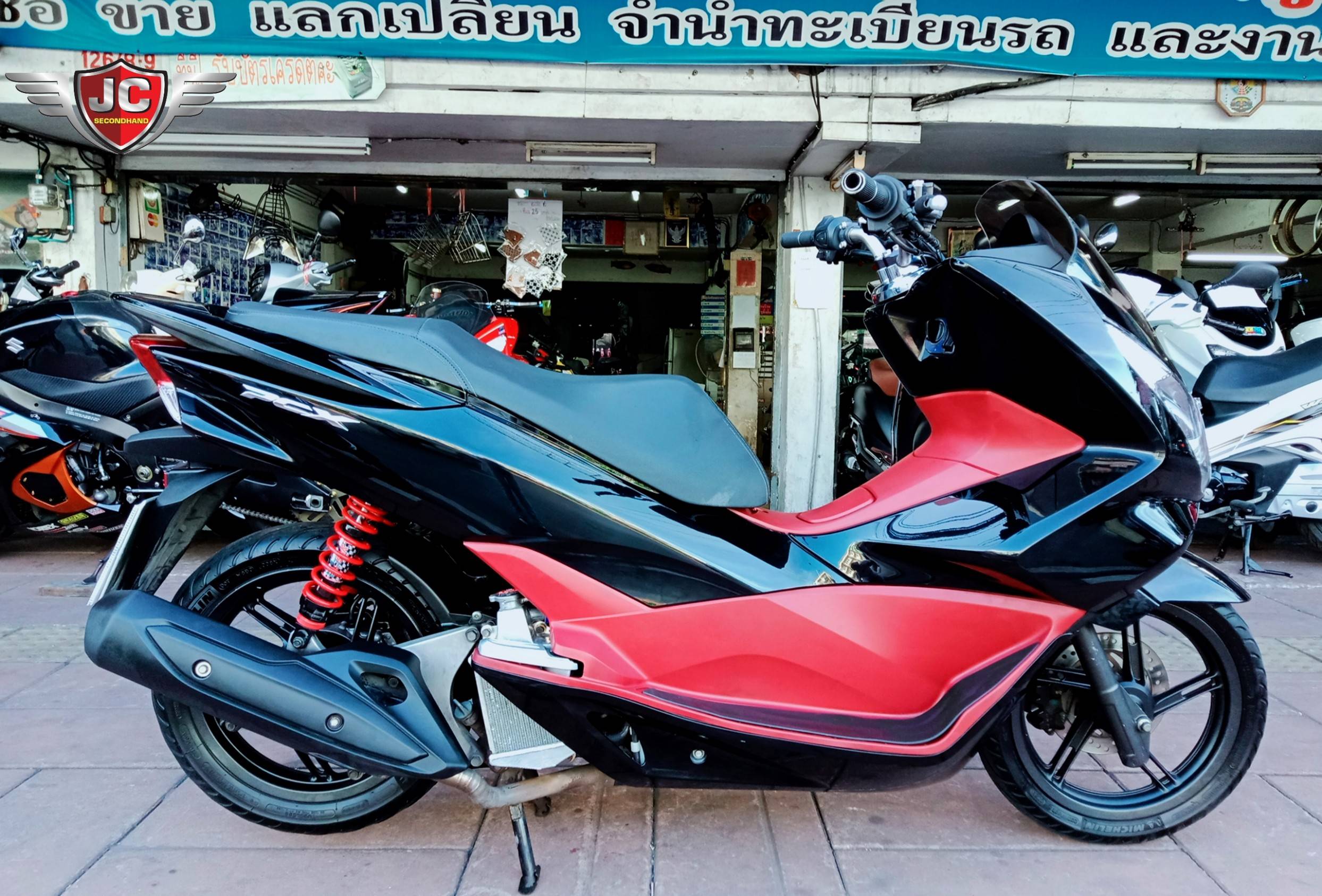 รถโคตรตลาดมาใหม่อีกคัน HONDA PCX150 Smart Key จดทะเบียนปลายปี59 คันนี้แต่งมาให้หมดแล้วไม่ใส่แต่ชักอย่างเดียว บอกเลยขี่สนุก ชุดสีแท้ทั้งคันแทบไม่มีตำหนิ