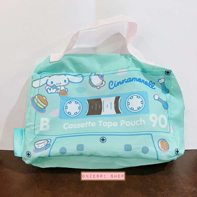 กระเป๋า Sanrio Retro Cassette Tape Pouch ขนาด 18 x 11 x 4.5 ซม. มีหูหิ้ว ทำจากผ้าร่มบาง มี 5 แบบให้เลือก