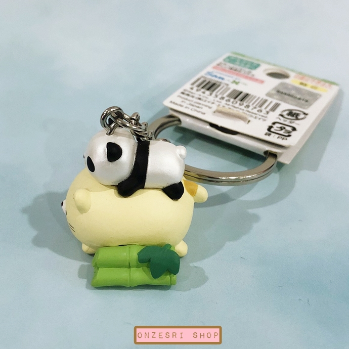 พวงกุญแจ Sumikko Gurashi Yokohama (Limited) เป็นแบบแมว Neko มาพร้อมกับแพนด้าและไผ่ ขนาดตัวพวงกุญแจ (ไม่รวมสาย) 3 x 2.5 ซม.