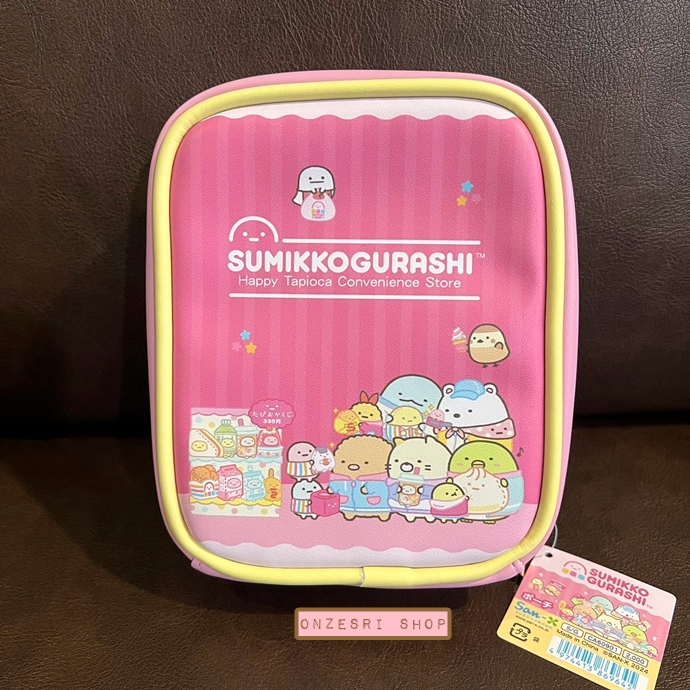 กระเป๋า Sumikko Gurashi Tapioca Convenience Store Pouch เป็นกระเป๋าอเนกประสงค์ทรงสี่เหลี่ยม ทำจากหนังเทียม ขนาด 16 x 13 x 5.5 ซม.