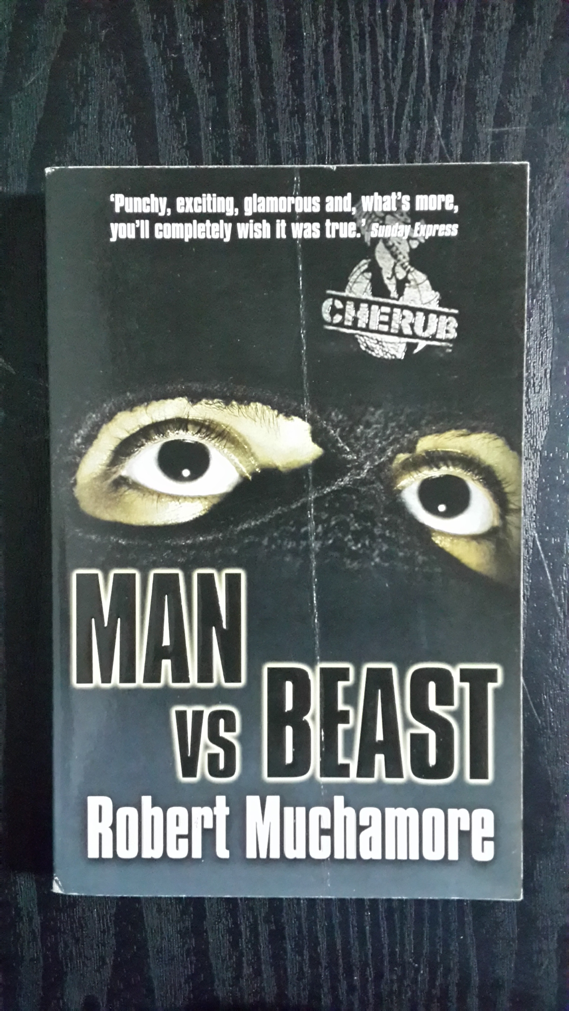 MAN VS BEAST / Robert Muchamore