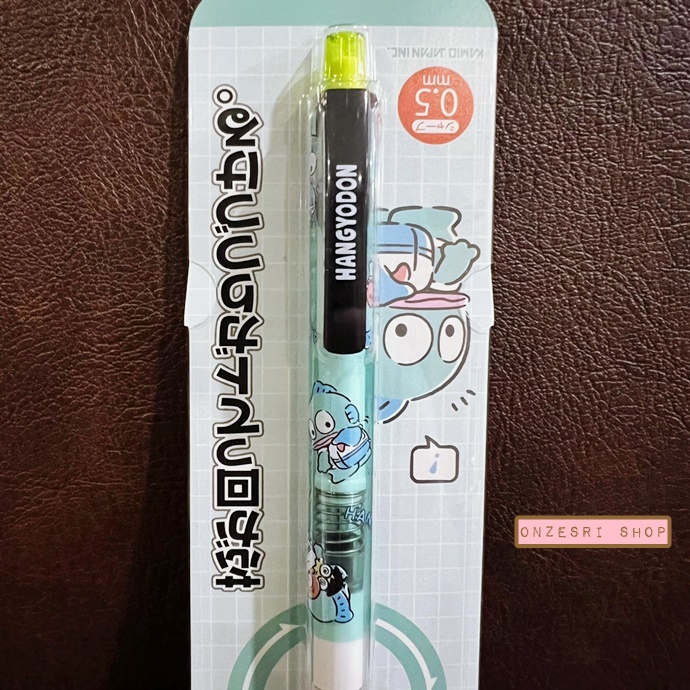 ดินสอกด Kurutoga ลาย Hangyodon สีเขียว แบรนด์นี้ขึ้นชื่อด้านมีระบบเหลาไส้เองในตัวดินสอ ทำให้เวลาเขียนเส้นจะคมชัดตลอด