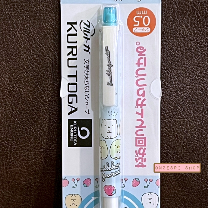 ดินสอกด Kurutoga ลาย Sumikko Gurashi Cherry & Strawberry สีฟ้า หัว 0.5 แบรนด์นี้ขึ้นชื่อด้านมีระบบเหลาไส้เองในตัวดินสอ ทำให้เวลาเขียนเส้นจะคมชัดตลอด