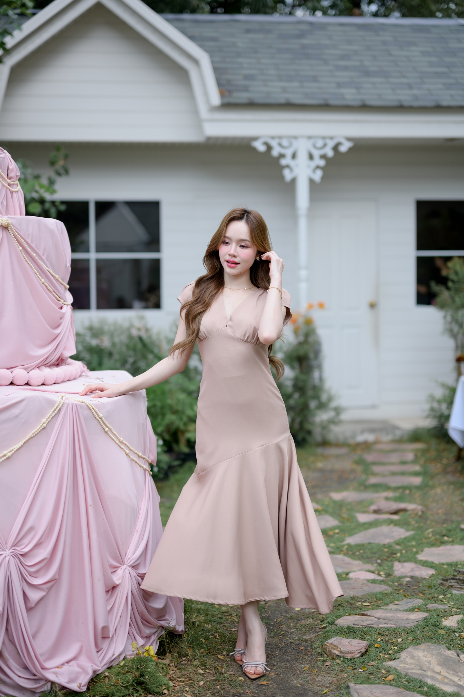 Petal Sway Maxi Dress : สีโอวัลติน
