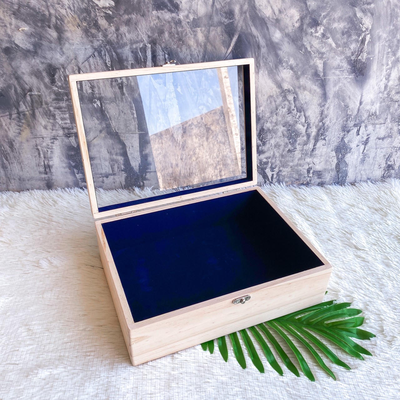 กล่องฝากระจก ฝาล็อค บุผ้ากำมะหยี่