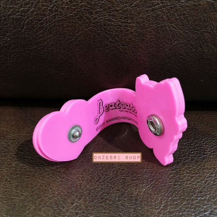 Sanrio Characters Beatcats Rubber Band ขนาดกว้าง 10.2 ซม. เป็นที่รัดเก็บสายหูฟัง หรืออื่น ๆ ทำจากยาง ด้านหลังมีกระดุมเหล็กติด มี 6 แบบให้เลือก