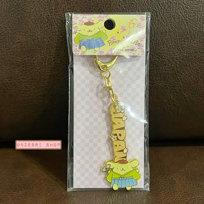 พวงกุญแจ Sanrio x Tokyo Japan (Limited) แบบ Pompompurin ทำจากโลหะ สีทอง ประดับเพชร น่ารักมาก ขนาด 11 x 1.8 x 0.2 ซม.
